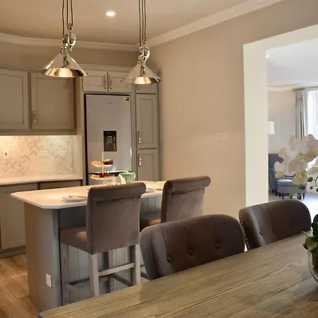 Modern 3 Bedroom Penthouse In Templebar 아파트 *